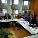 В Экспертном совете при Правительстве России обсуждают стандарты по присмотру и уходу за детьми.